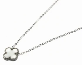 Cadena de acero quirurgico con dije de trebol blanco 45cm + 5cm